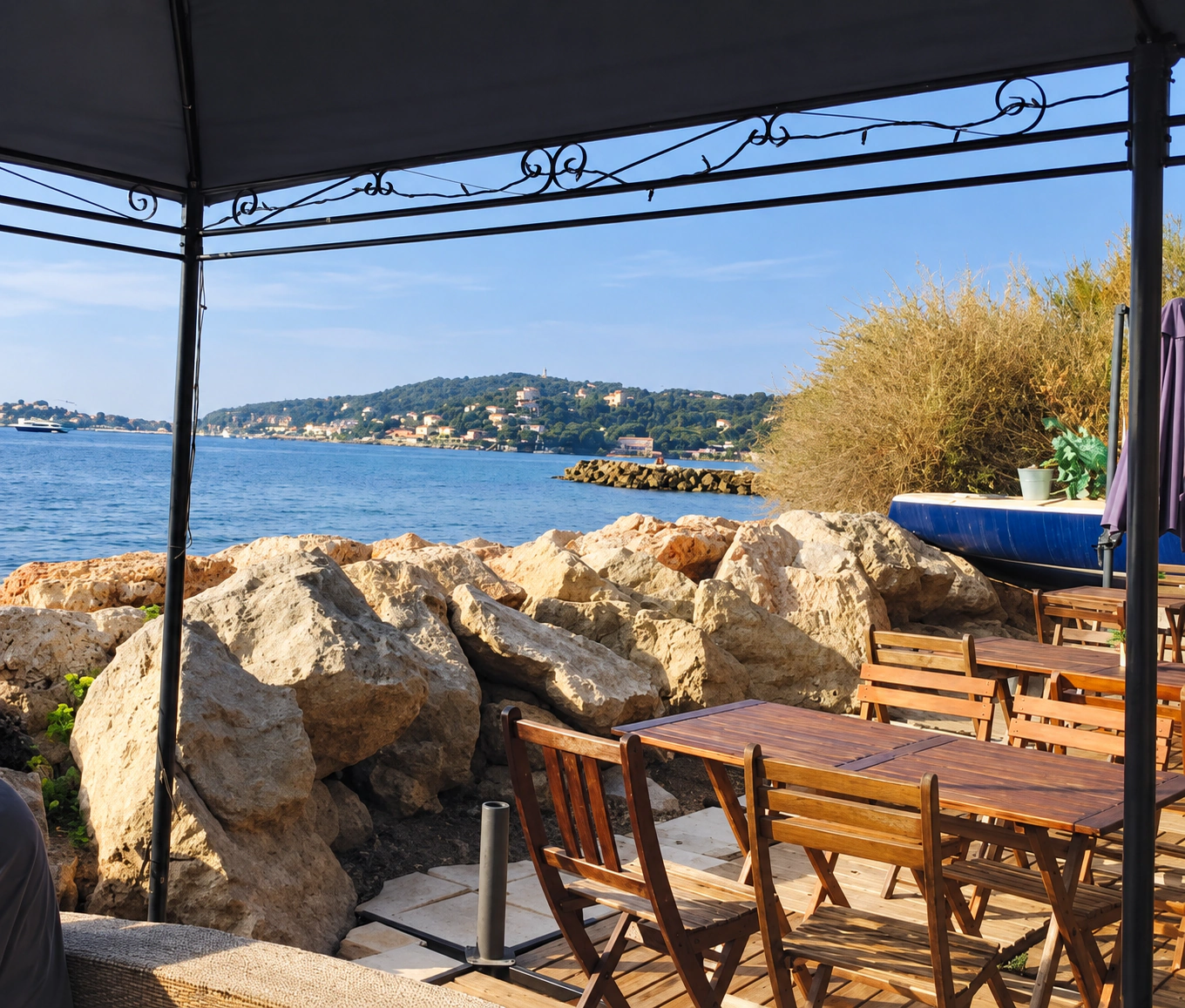 Les tables de la terrasse face à la baie de Beaulieu-sur-Mer