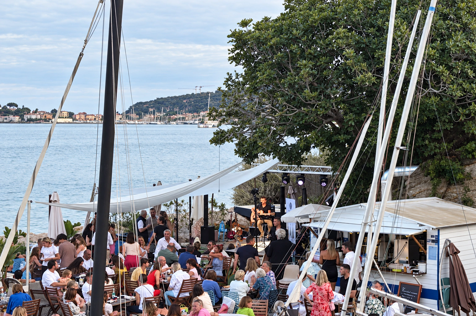 La terrasse de L’Optimist, les voiliers et la baie de Beaulieu-sur-Mer